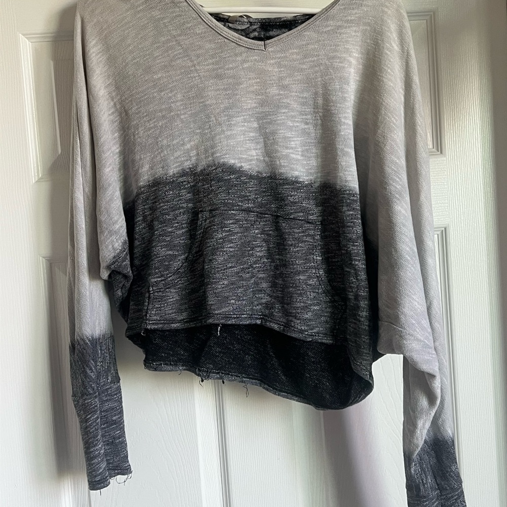 Women's Two-Tone V-Neck Pullover Top - Gray/Black
